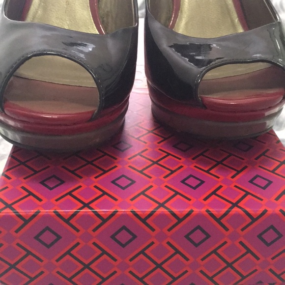 Moda Spana Black Heels with Gray and Red Footbed Sz 10 - Picture 3 of 4